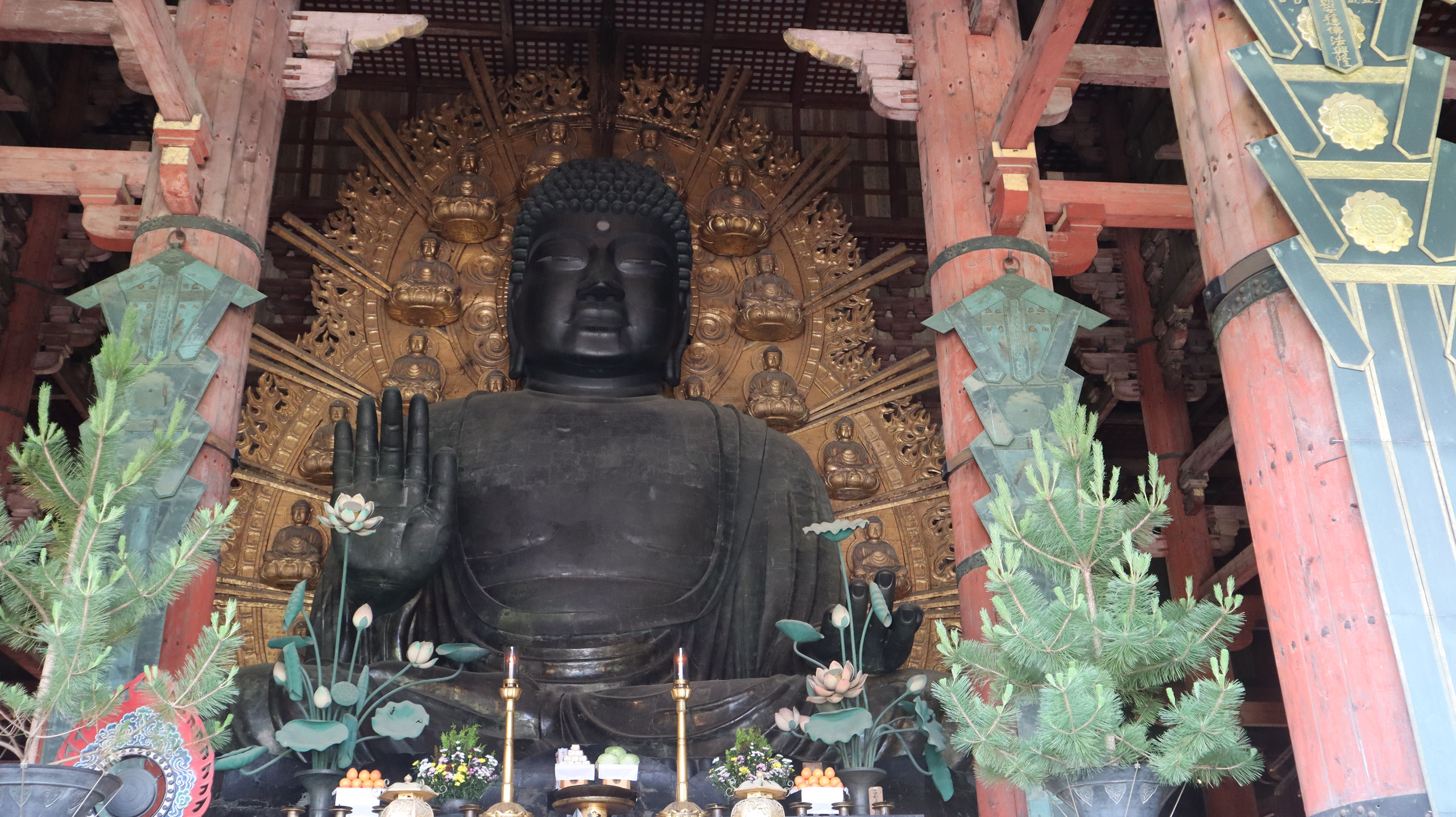 东大寺大佛殿内的大佛,金色背光与高大的木构围在四周
