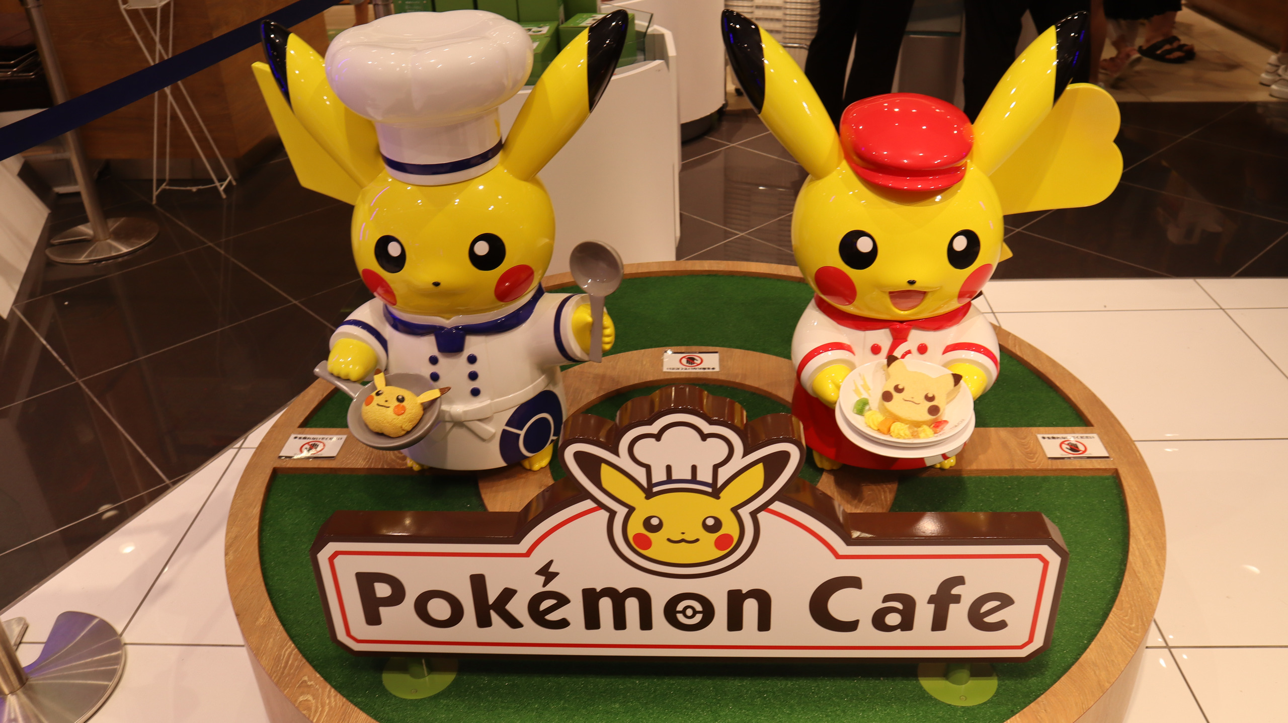 Pokémon Café 门前戴着厨师帽与红帽子的两只皮卡丘