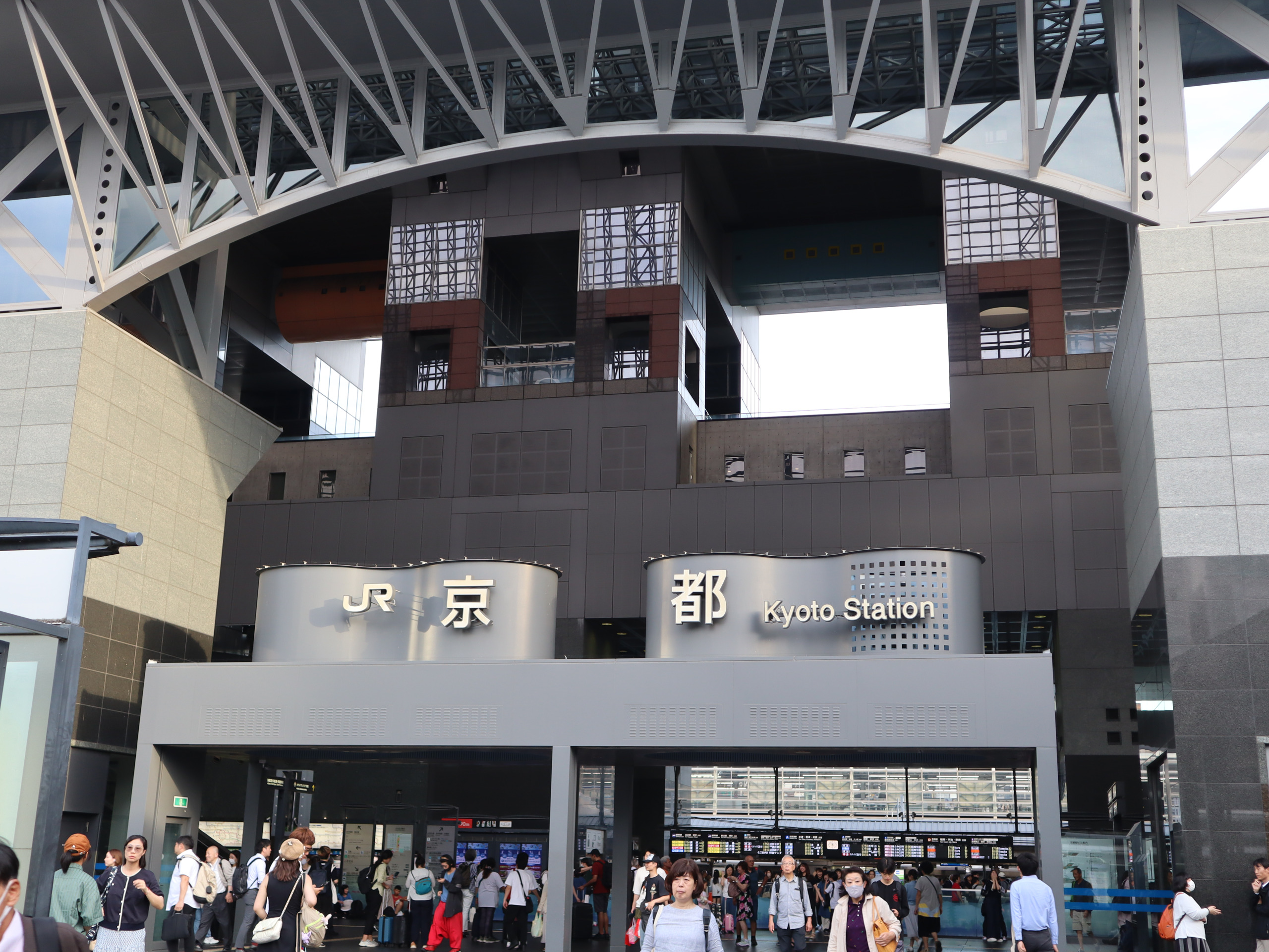 傍晚京都站入口、钢结构屋顶与来往人群