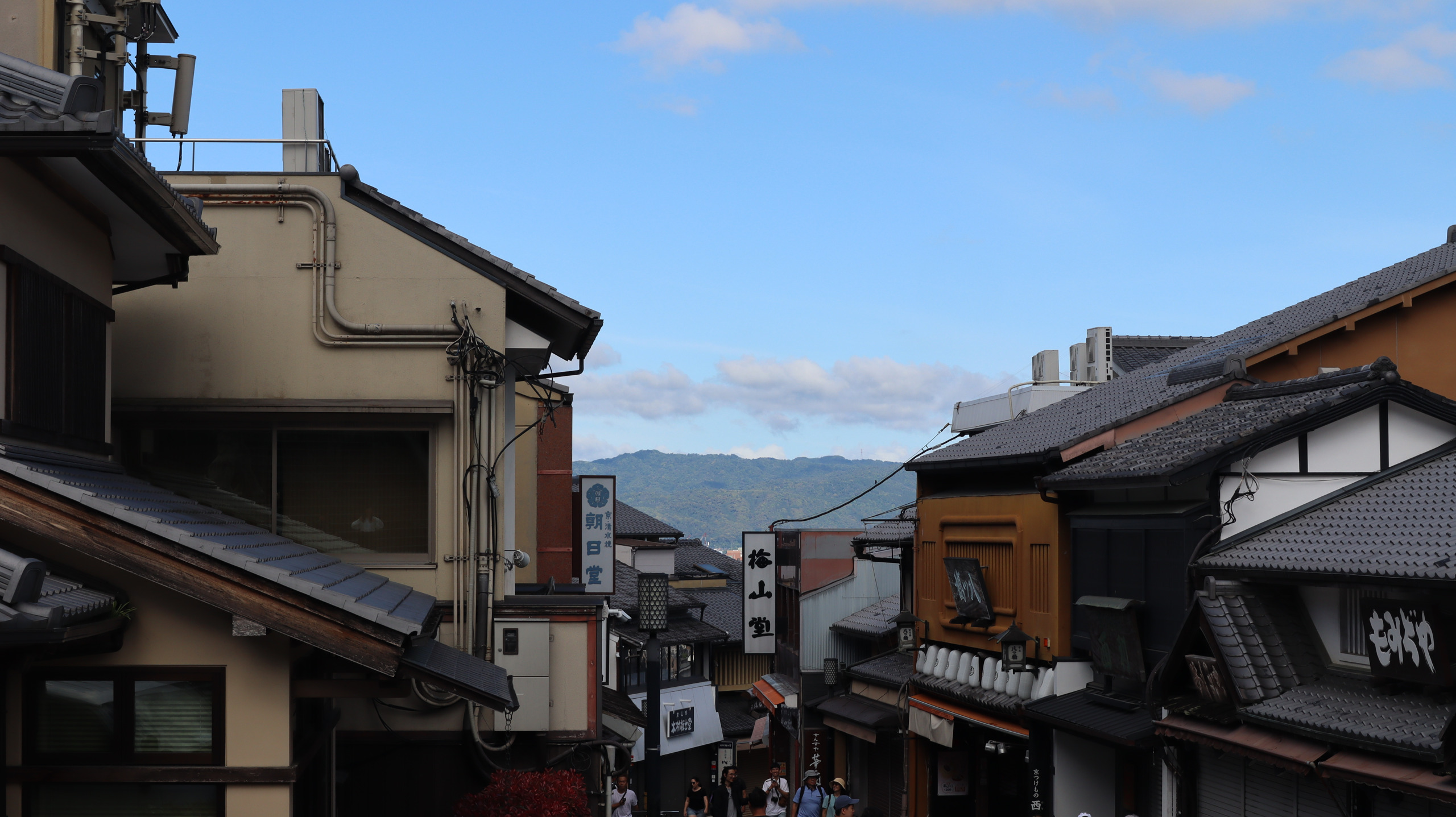 清晨通往清水寺的坡道，两侧店铺与远处青山