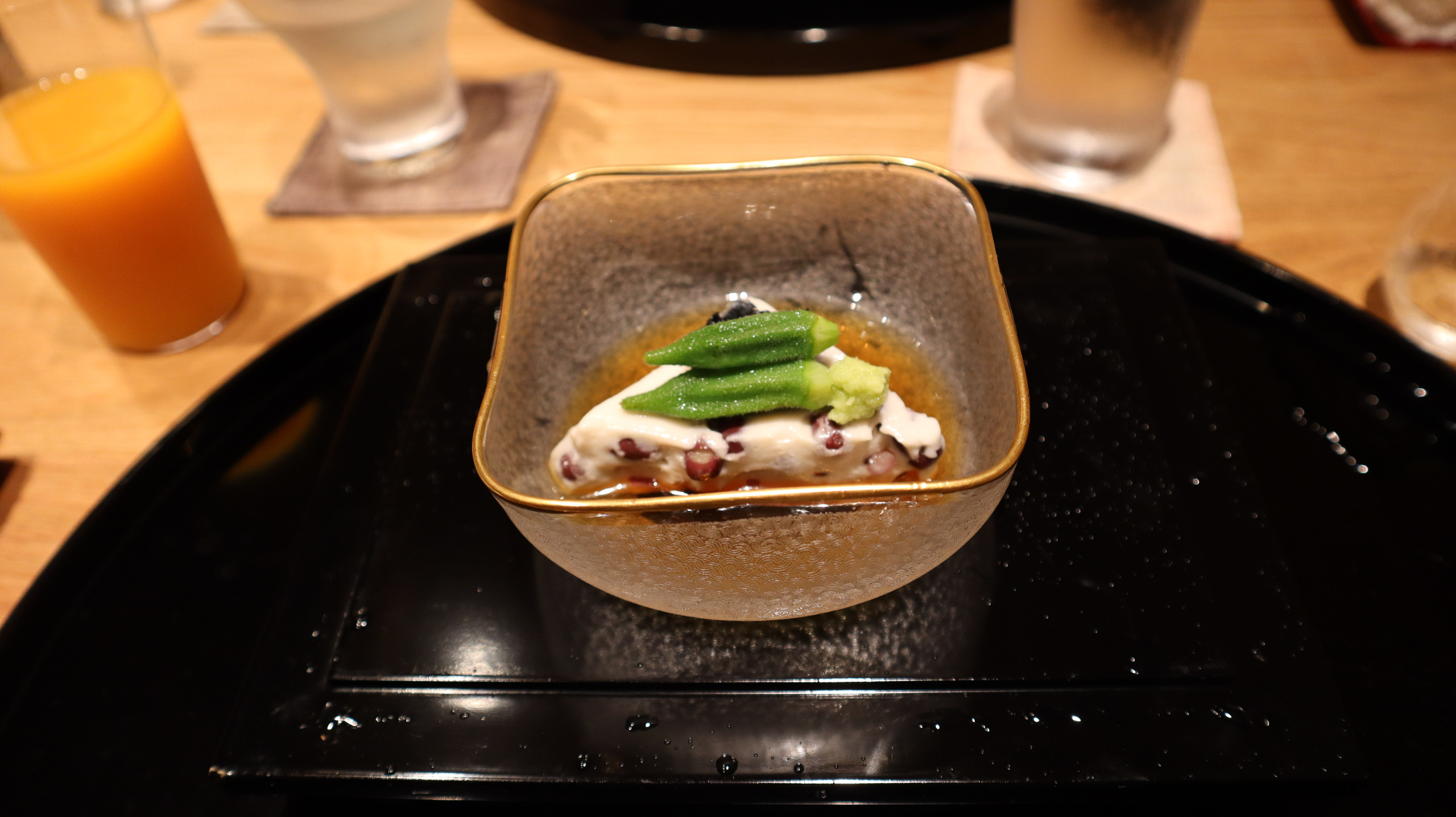 幽玄晚餐开始时的方形小碗,浅色食材上搭着绿色蔬菜