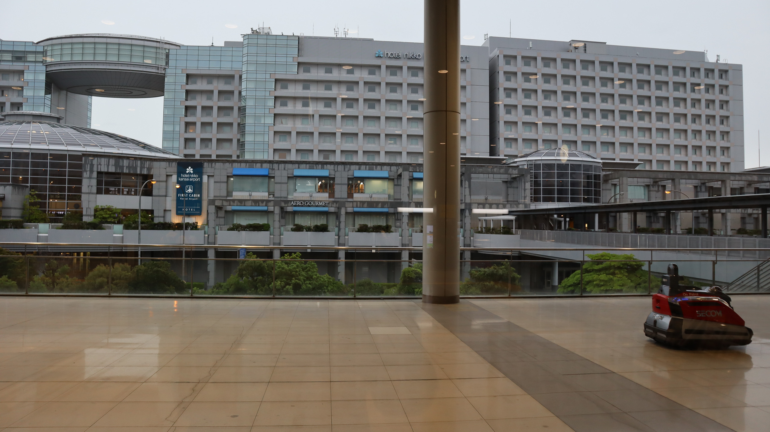 雨后的关西机场广场，对面是 Aeroplaza 与日航关西机场酒店