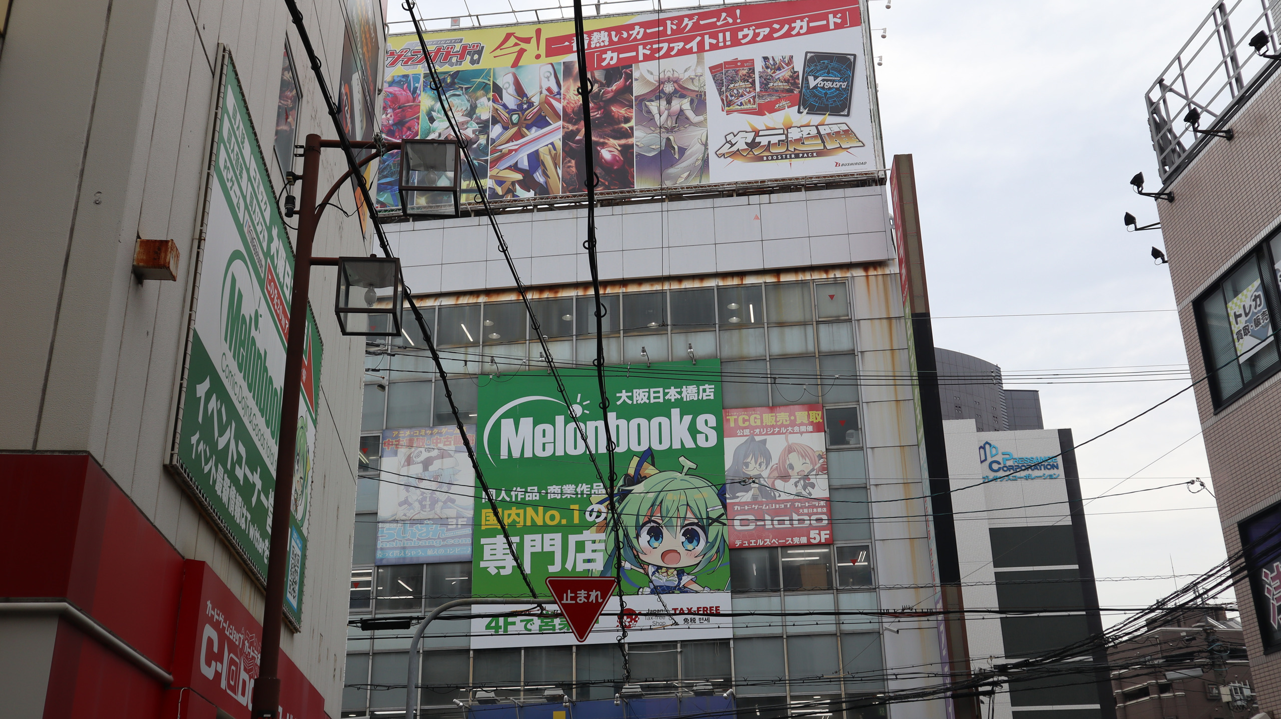 日本桥电电街楼上的 Melonbooks 绿色招牌、角色插画与游戏广告