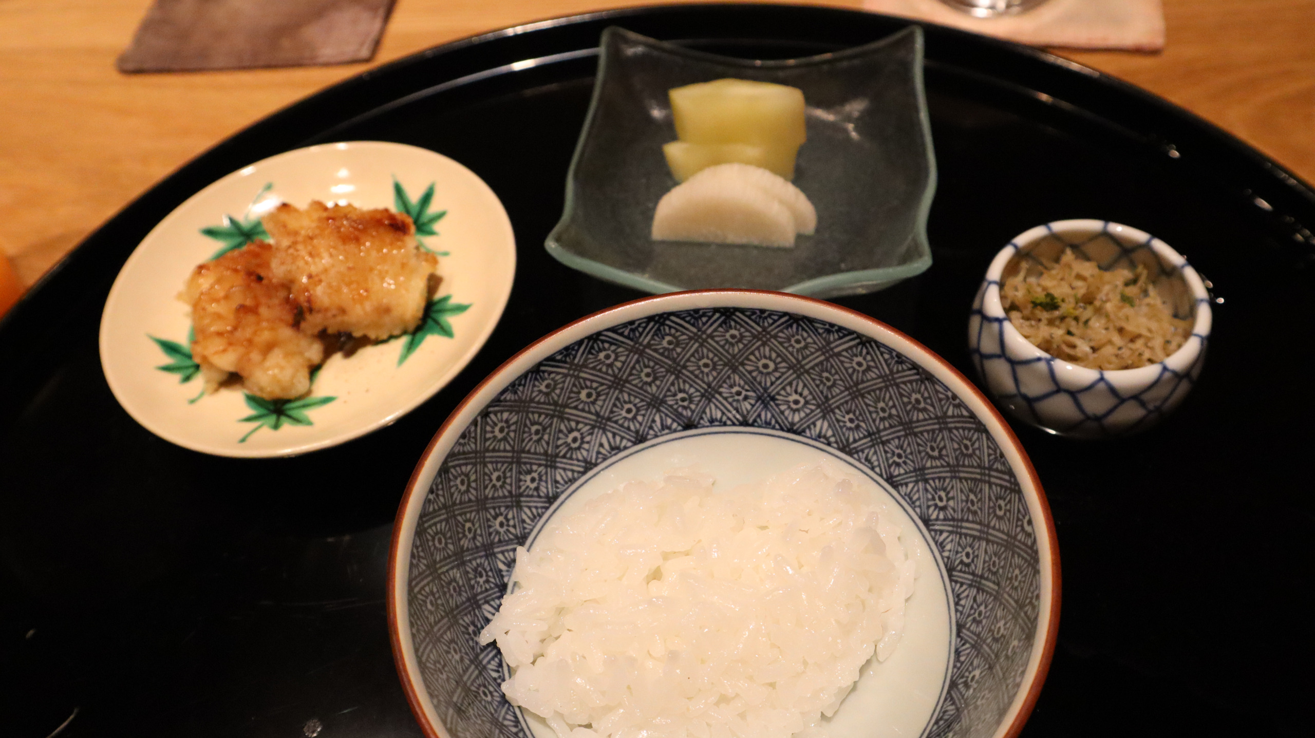 晚餐后段的白饭、腌菜与配菜,分装在不同小碗和小盘里