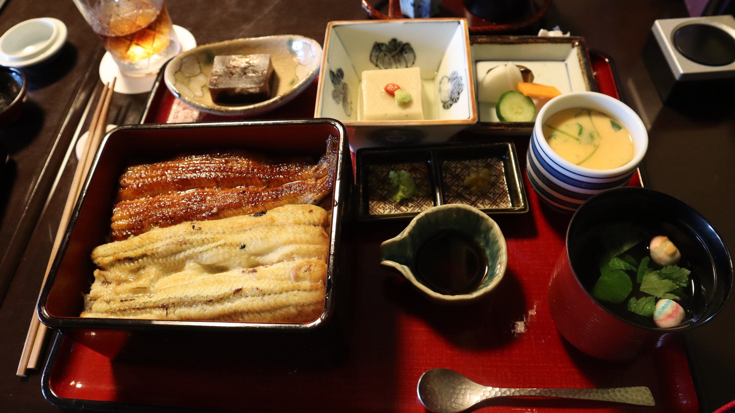 うな菊的鳗鱼饭,深浅两种烤鳗鱼并排,配小菜、茶碗蒸与清汤
