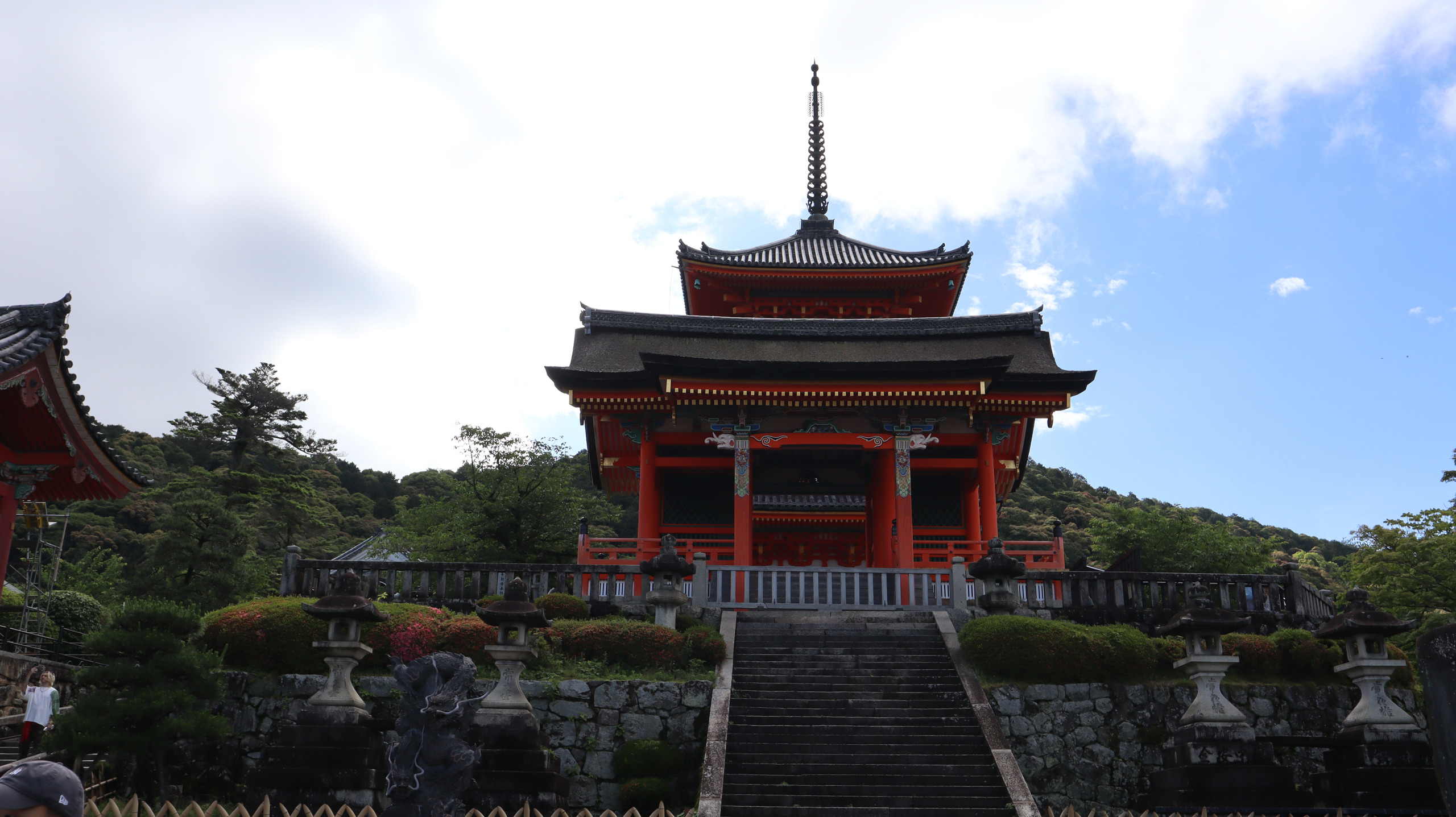 清水寺朱红楼门、石阶与树木