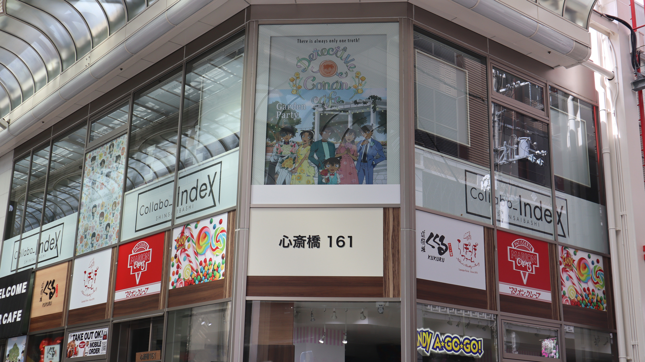 心斋桥161转角外墙上的柯南海报、Collabo_Index 字样与彩色店招